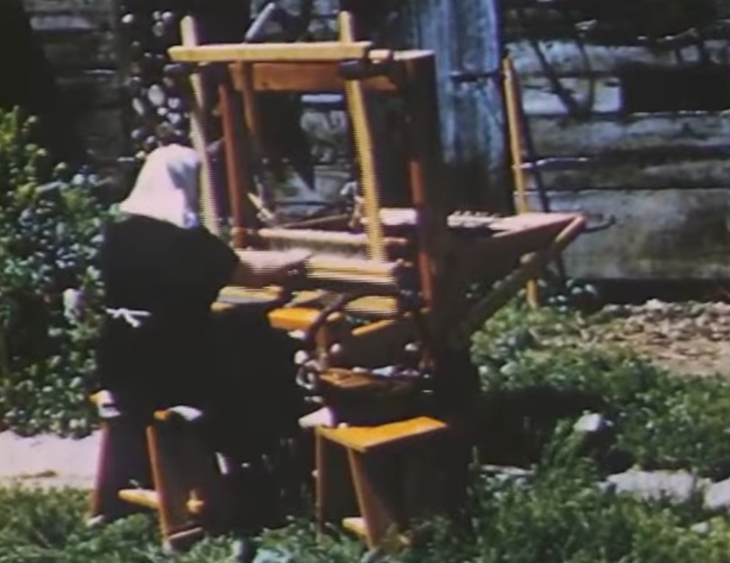 Mandelina met haar weefgetouw